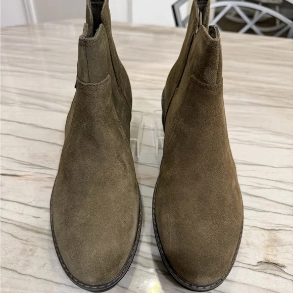 Clarks Airabell Zip Dark Olive Suede Ankle Boots - Picture 2 of 5